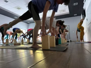 ćwiczenia jogi dla kręgosłupa w podporach